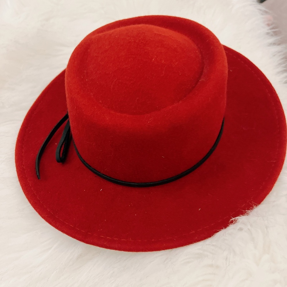 Red hat (100% wool/lana)